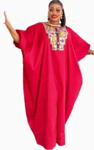 Modèle coloré de boubou en tissu traditionnel