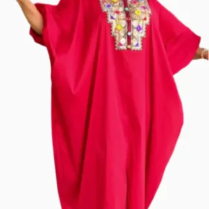 Modèle coloré de boubou en tissu traditionnel