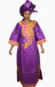 Boubou féminin avec motifs traditionnels vibrants