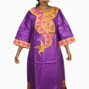 Boubou féminin avec motifs traditionnels vibrants