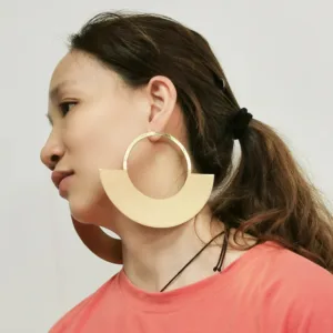Accessoire afro-chic, boucle d'oreille demi-cercle doré
