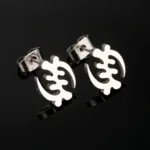 Boucles d'oreilles africaines illustrant la culture Gye Nyame