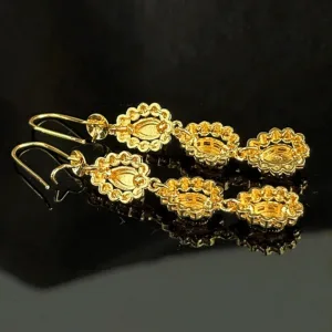 Boucle d'oreille or inspirée par l'Afrique
