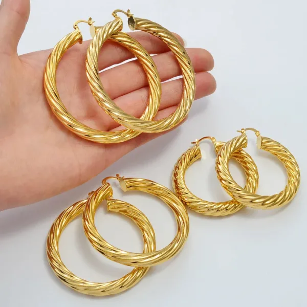 Boucle d'oreille africaine ronde torsadée
