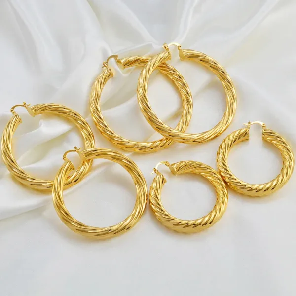 Création artisanale : boucle d'oreille torsadée