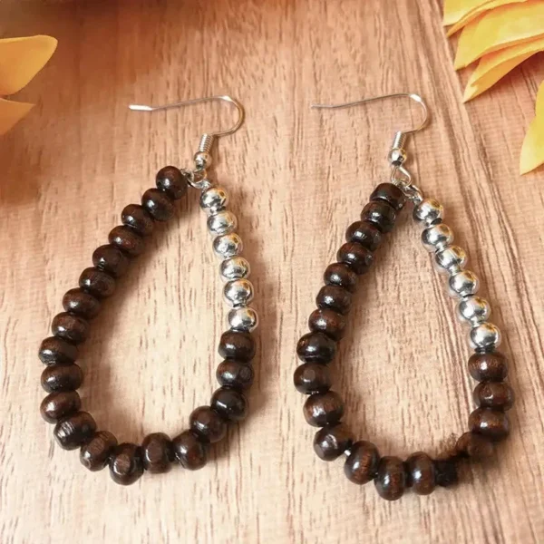 Création unique de boucle d'oreille africaine