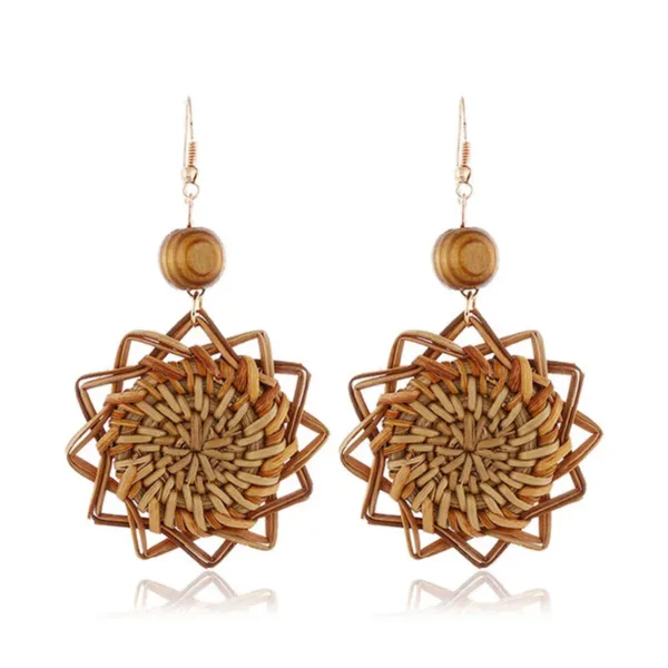 boucle-d-oreille-en-rotin-en-forme-de-fleur-1 Boucle d'oreille en rotin fleur, inspiration africaine élégante
