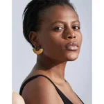 Élégante boucle d'oreille africaine en éventail