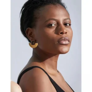 Élégante boucle d'oreille africaine en éventail