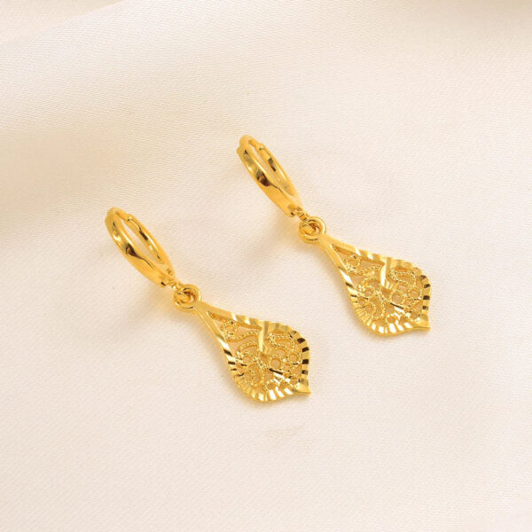Boucles africaines plaquées or au style contemporain
