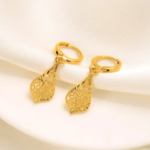Boucle d'oreille en plaqué or inspirée de l'Afrique