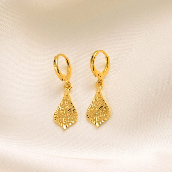 Accessoire chic : boucle d'oreille africaine plaquée or
