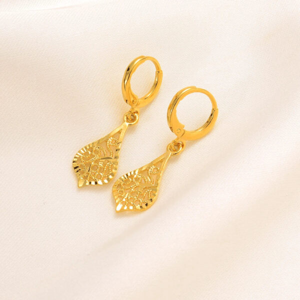 Boucle d'oreille en or pour un look ethnique raffiné