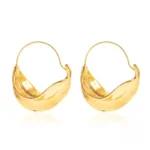 Boucle d'oreille africaine en design torsadé moderne