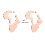 Boucle d'oreille artisanale avec motifs du continent africain