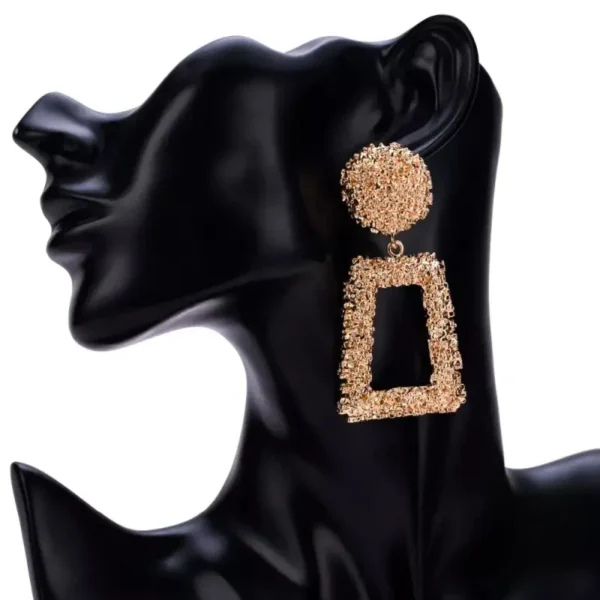 Élégantes boucles d'oreilles en motif traditionnel