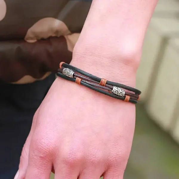 Bijou africain : bracelet en cuir stylé