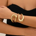 Bracelet africain design doré, style incurvé