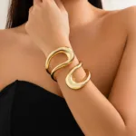 Accessoire doré africain, bracelet incurvé raffiné