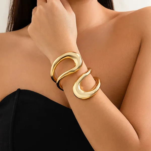 Accessoire doré africain, bracelet incurvé raffiné