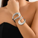 Bracelet doré aux motifs africains, design incurvé