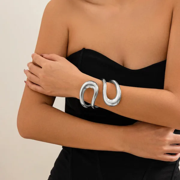 Bracelet africain en métal doré, incurvé contemporain