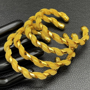 Bracelet Africain Torsadé en or, accessoire raffiné et culturel