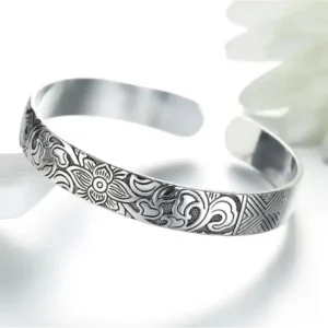 Bracelet argenté aux motifs africains, élégant et unique