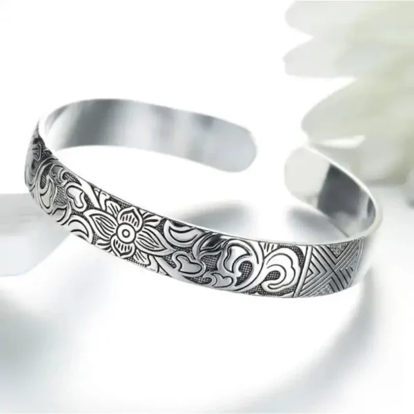 Bracelet argenté aux motifs africains, élégant et unique