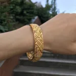 Accessoire en or inspiré des traditions africaines