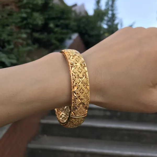 Accessoire en or inspiré des traditions africaines
