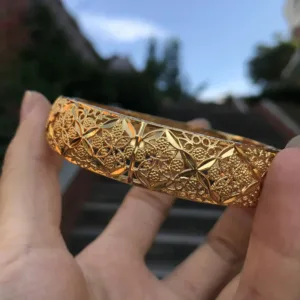 Bracelet or africain pour un style ethnique chic