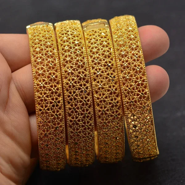 Élégance du bracelet or africain pour toutes les occasions