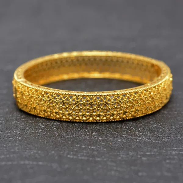 Bracelet or pour femme, allure chic et ethnique