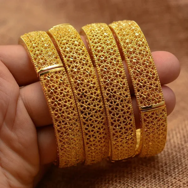 Accessoire en or, bracelet africain à porter avec style