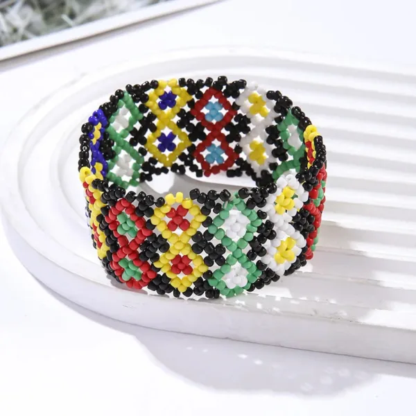 Bracelet multicolore en perles stylisées