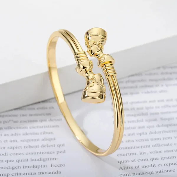 Accessoire symbolique et artistique, hommage à Nefertiti
