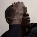 Bracelet artisanat africain avec symbole historique