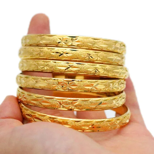 Bracelet en or africain, style intemporel