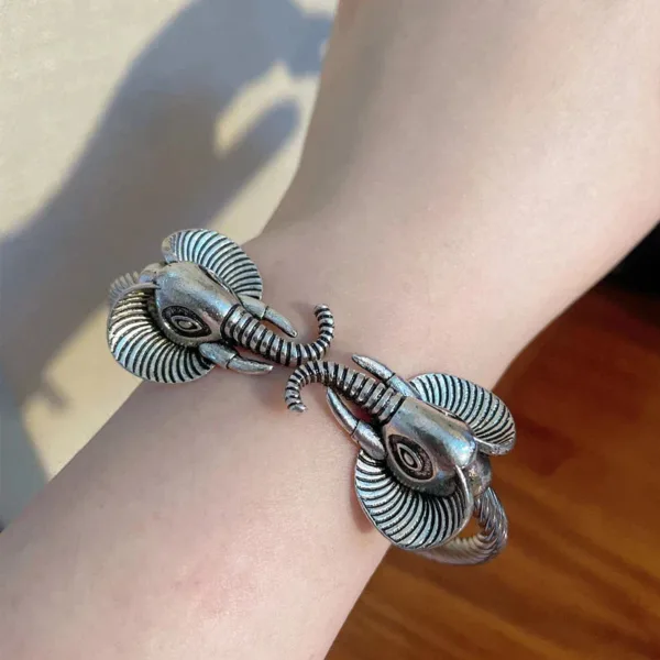Bracelet en métal argenté inspiré de la culture africaine
