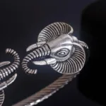 Bracelet jonc décoré d'une tête d'éléphant stylisée