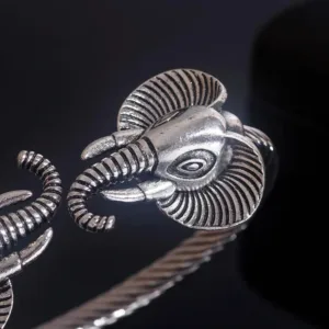 Bracelet jonc décoré d'une tête d'éléphant stylisée