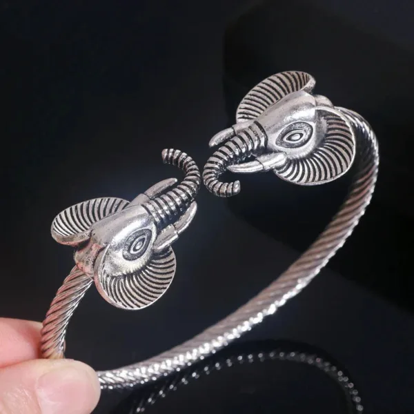 Accessoire afro-chic : bracelet jonc avec tête d'éléphant