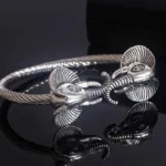 Bijou ethnique : bracelet jonc à motif animalier distinctif