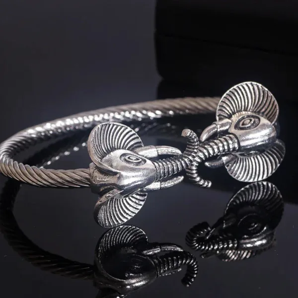 Bijou ethnique : bracelet jonc à motif animalier distinctif