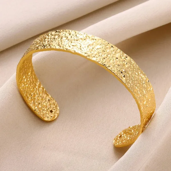 bracelet-manchette-africain-doree-en-acier-1 Bracelet Manchette Africain Dorée en Acier