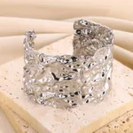Bracelet manchette africain en métal granulé