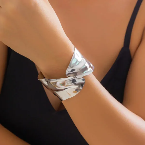 Bracelet Africain délicat, finition irrégulière dorée