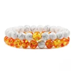 Un bracelet coloré, mélange de perles africaines