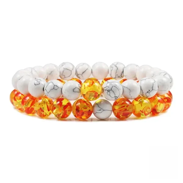 Un bracelet coloré, mélange de perles africaines